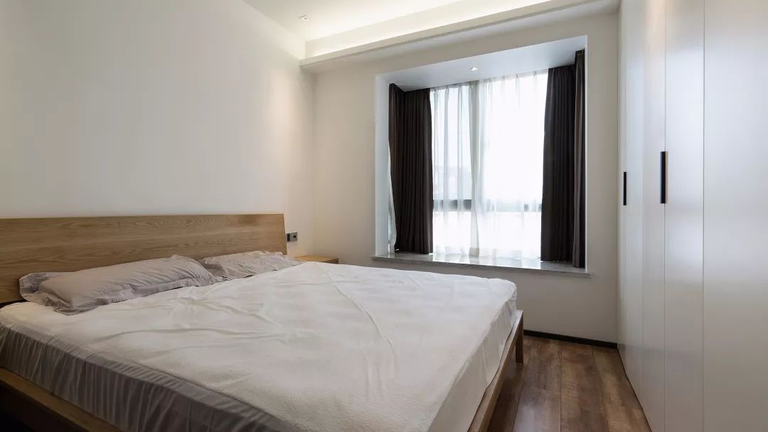 120㎡現(xiàn)代簡(jiǎn)約，電視墻裝成收納柜，簡(jiǎn)潔又大方！