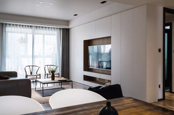 120㎡現(xiàn)代簡約，電視墻裝成收納，美觀簡潔而大方